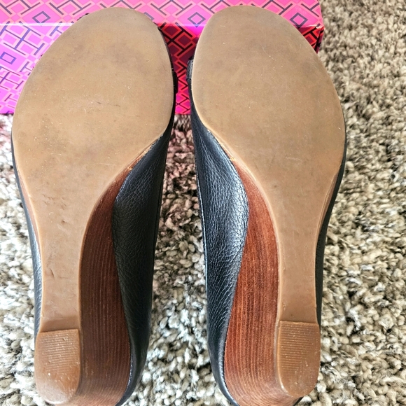 Tory Burch Leticia 65MM Peep Toe Wedge Black Tumbled Leather Size 9 - Picture 7 of 9